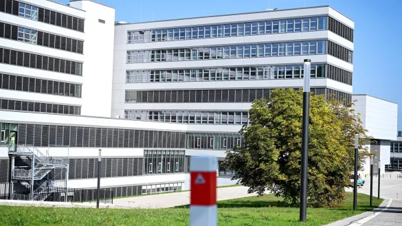 Neubau an der Uni Bielefeld: Studierende dort und an den anderen Hochschulen OWLs können sich vom Studienfonds unterstützen lassen. - © Barbara Franke
