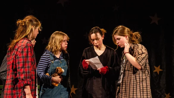 "Der Herr der Diebe": Lina Bergen, Anna Stichweh, Mia Kuhlmann, Lotta Grebe (von links) spielten die Geschichte mit Spannung und &Uuml;berzeugungskraft. - &copy; Landestheater Detmold/Lina Pris