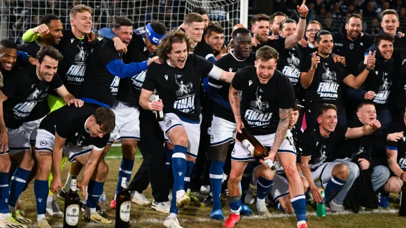 So wollen die Fans von Arminia bielefeld das Team am 24. Mai nach dem DFB-Pokalfinale jubeln sehen. Für alle, die nicht in Berlin dabei sein können, gibt es ein Public Viewing. - © Teresa Kröger