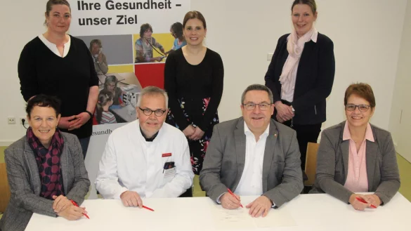 Unterzeichnung der Kooperationsvereinbarung: (vorne von links) Dr. Christine Fuchs und Prof. Dr. Frank Hartmann vom Klinikum Lippe, Landrat Dr. Axel Lehmann und Verwaltungsvorständin Sabine Beine. Für den Fachbereich Gesundheit und die Krebsberatungsstelle beim Kreis Lippe zuständig sind: (hinten von rechts) Dr. Kerstin Ahaus, Tirza Peuker und Marianne Petersmeier. - © Kreis Lippe