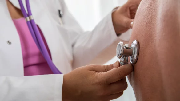 Eine &Auml;rztin bei der Untersuchung: Die Diskussion um h&ouml;here Krankenkassenbeitr&auml;ge und wirtschaftliche Effizienz im Gesundheits- und Pflegesystem nimmt Fahrt auf. - &copy; picture alliance / dpa Themendienst