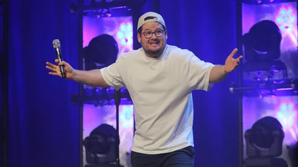 Comedian Chris Tall sorgte f&uuml;r viele Lacher in der ausverkauften Phoenix-Contact-Arena in Lemgo. - &copy; Nadine Uphoff