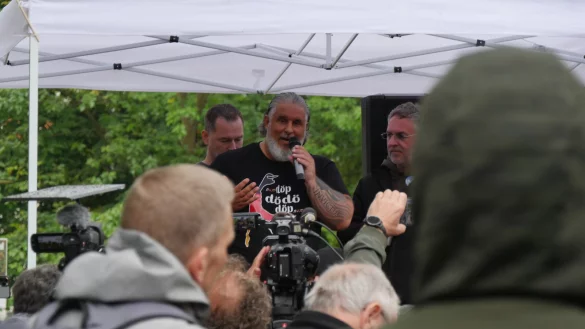 Tim Kellner spricht nach dem Berufungsurteil im Juni 2024 zu seinen Anh&auml;ngern auf dem Kaiser-Wilhelm-Platz. Das Oberlandesgericht Hamm hat die Revision jetzt verworfen. - &copy; Janet K&ouml;nig