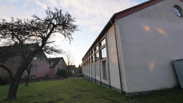 Die SPD hat die Öffnung der Sporthallen - hier die Halle der Grundschule Bad Meinberg - in den Schulferien beantragt. Ganz so einfach ist das nicht, wie die Stadtverwaltung im Sportausschuss erklärte. - © Jost Wolf