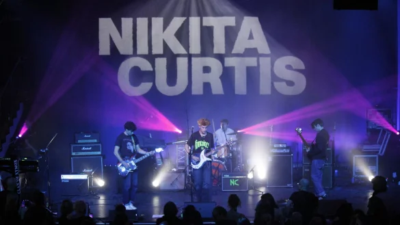 Die junge Band „Nikita Curtis“ aus Leipzig eröffnete mit ihrem Auftritt das Owls´n´Bats Winterfest in der Detmolder Stadthalle und sorgte für ein gelungenes Warm-Up. - © Juliana Szabo