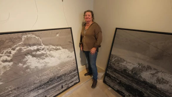 Heike Negenborn zwischen ihren "Netscapes". Mit einem Winkelmesser bestimmt sie die Konstruktionslinien f&uuml;r die Acryl-Gem&auml;lde. - &copy; Sven Koch