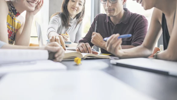 Das Lernen endet nie, was sich bezahlt macht &ndash; so kann man den Sinn und Zweck einer beruflichen Weiterbildung umschreiben. Denn mit dem Erlangen h&ouml;herer Abschl&uuml;sse, steigen auch die Verdienstaussichten, genau wie die Verdienstm&ouml;glichkeiten. - &copy; Jacob Lund - stock.adobe.com