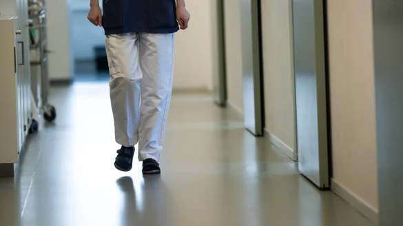 Weniger Arbeitsstunden bedeuten in der Regel ein geringeres Einkommen, das sich auf sp&auml;tere Rentenbez&uuml;ge auswirkt. Eine Krankenschwester aus Bad Salzuflen hat sich dennoch daf&uuml;r entschieden. - &copy; picture alliance / TT NEWS AGENCY