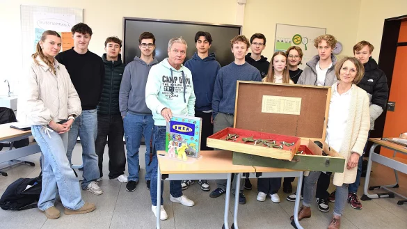 Henry Matz hat den Jugendlichen des Leistungskurses Geschichte der Q2 von Bettina Lohkamp interessantes Anschauungsmaterial mitgebracht. Foto: Karin Prignitz - © Karin Prignitz