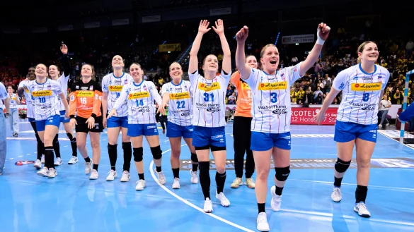 Angeführt von Spielführerin Laura Rüffieux feiert die HSG den Finaleinzug. - © Marco Wolf