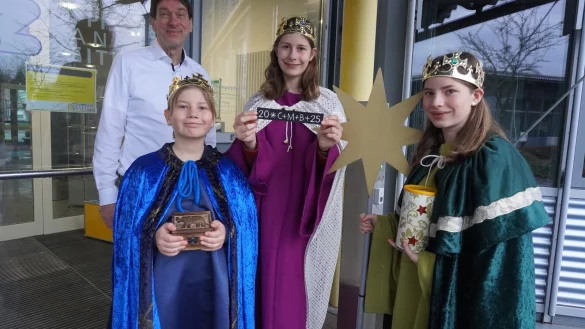 Alexander Riedel von der Giesdorf Mediengruppe empfängt die Sternsinger Simon (von links, Balthasar), Johanna (Melchior) und Nika (Caspar). - © Michaela Weiße