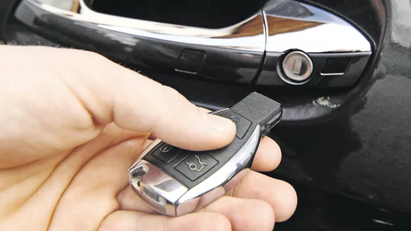 Bei Keyless-Go-Systemen müssen Autofahrer nicht mal mehr auf einen Knopf drücken, um die Tür zu öffnen. Sie senden automatisch Funksignale aus. Das macht es Dieben noch einfacher. - © picture alliance / dpa