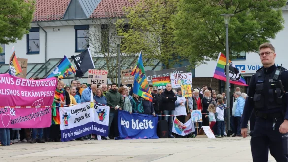 In der Spitze versammelten sich laut Polizei mehr als 500 Teilnehmer zu einer Mahnwache auf dem Marktplatz in Leopoldsh&ouml;he. Sie bezogen gegen Hass und Hetze Stellung. Auch Menschen aus den Nachbarkommunen waren da. - &copy; Anna Lena Hinder