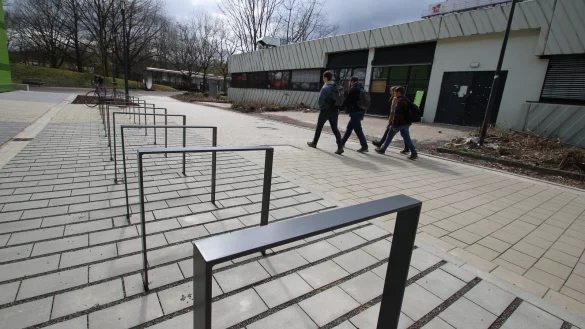 Für Radfahrer: Mehr als 400 dieser modernen Bügelständer werden auf dem Lemgoer Campus installiert. Das Foto zeigt rechts das alte Laborgebäude 2, das abgerissen werden und einem "Wissenschafts-Cube" Platz machen soll. - © Jens Rademacher