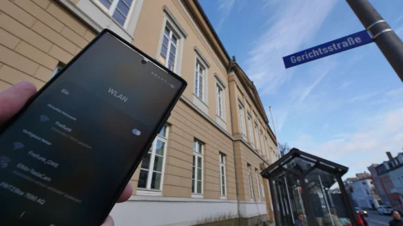 Auch das Gerichtsgebäude trägt einen Freifunk-WLAN-Hotspot, der direkt über der linken oberen Ecke des Smartphones an der Fassade befestigt ist. "Freifunk_OWE" ist ein offenes, aber verschlüsseltes Netz. - © Jost Wolf