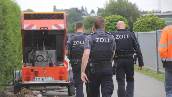 Zöllner der Finanzkontrolle Schwarzarbeit haben Schusswaffen im Einsatz dabei, um sich im Notfall schützen zu können. - © Florian Weyand