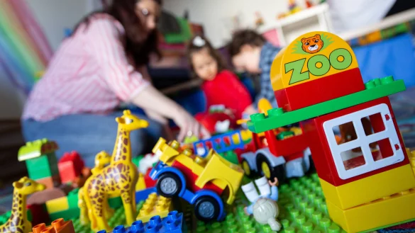 Weniger Qualit&auml;t in Kitas: Das ist einer der Gr&uuml;nde, warum sich die Freie Wohlfahrt gegen das neue Kinderbildungsgesetz ausspricht. In den Augen unserer Autorin h&auml;tte das schon eher geschehen m&uuml;ssen. - &copy; (Symbolbild): Niklas T&uuml;ns