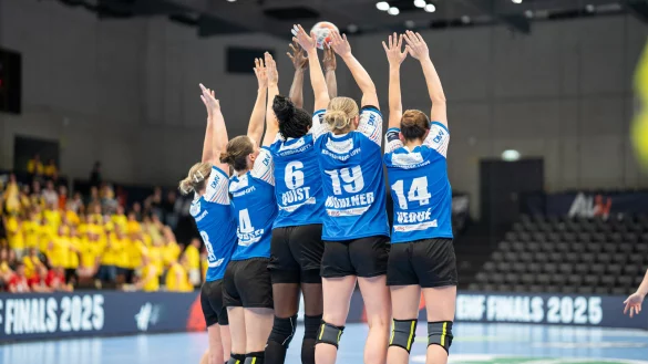 Die HSG-Abwehr wirft sich in einen weiteren Ikast-Wurf. - &copy; Timon Peters