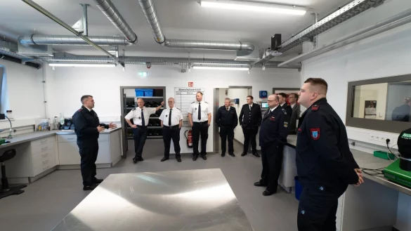 Geführte Tour: Dennis Maas (links) von den hauptamtlichen Kräften gibt den geladenen Gästen bei einer Führung durch die Wache einen Einblick in die neuen Möglichkeiten. Bei der Atemschutzwerkstatt wurde großen Wert darauf gelegt, die baulichen Gegebenheiten auf die Abläufe der Wehr ideal anzupassen. - © Leon Stock/ Feuerwehr Bad Salzuflen