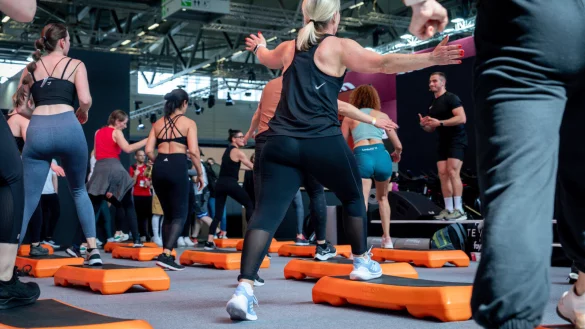 Bonusprogramme beinhalten oft Fitnesskurse zur Gesunderhaltung. - &copy; picture alliance / Flashpic