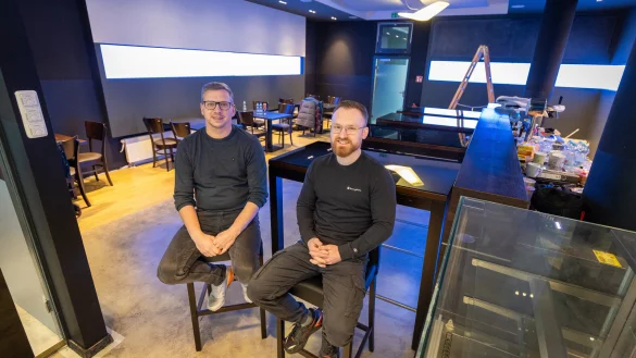 Christoph Feldmann (l.inks und Rudolf Reiz haben ihre sicheren Jobs aufgegeben, um in Paderborn eine Gaming-Bar zu eröffnen. - © Niklas Tüns