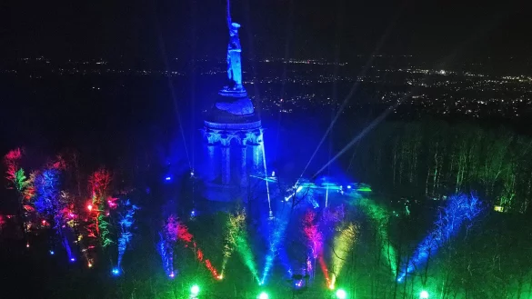 In ein Farbenmeer hat sich das Hermannsdenkmal während der zehn Tage im März verwandelt. - © Nicole Ellerbrake