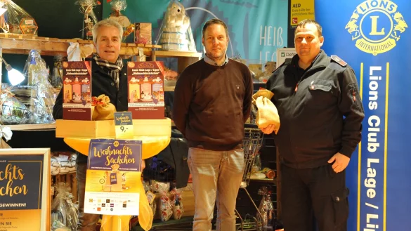 Lions-Pr&auml;sident Thomas Sch&auml;fer (von links), Dirk Steinhage (Arbeitskreis Weihnachtss&auml;ckchen) und Jan Alth&ouml;fer von der Jugendfeuerwehr Lage hoffen, dass die diesj&auml;hrige Weihnachtss&auml;ckchen-Aktion an die Erfolge in den Vorjahren ankn&uuml;pfen kann. - &copy; Fotorechte: Lions Lage