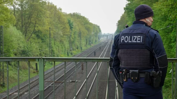 Ein Polizist in der N&auml;he des Einsatzortes. Die Bahnstrecke zwischen Bielefeld und Herford musste wegen eines Einsatzes gesperrt werden. - &copy; Paul Brinkmann