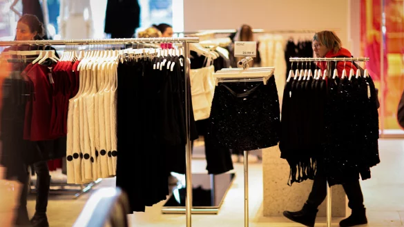 Im Handel herrscht weiterhin Konsumflaute. Eine aktuelle IHK-Umfrage unter Unternehmen aus OWL zeichnet ein "besorgniserregendes" Bild. - © picture alliance / SZ Photo