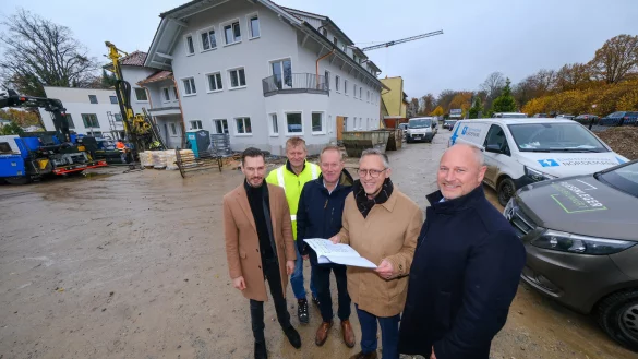 Andre Winter (v.l.), Thomas Herzog, Werner Kordtomeikel, Marcus Scharpenberg und Christian Steinpass freuen sich, dass die Arbeiten im Zeitplan sind. - &copy; Andreas Zobe