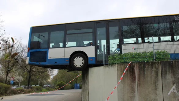 Nachdem der Bus den Zaun durchbrochen hatte, hing er mit der Hinterachse in der Luft. - &copy; Kyrill von Matuschka