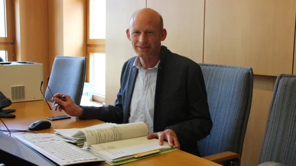 Helge Ortmeier (52) ist seit knapp 30 Jahren Rechtspfleger - und würde sich jederzeit wieder für diesen Weg entscheiden. "Viele können mit dem Beurf nichtas unbedingt etwas anfangen, aber die meisten bekommen damit zu tun." - © Janet König