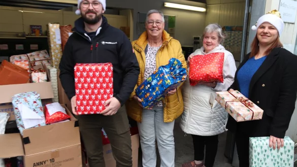 Christoph Grauting und Christina Flöter (rechts) von den Wirtschaftsjunioren übergaben die Geschenkpäckchen an die „Tafel“-Mitarbeiterinnen Kornelia Siebert (Zweite von links) und Birgitt Psiorz. - © Knut Dinter