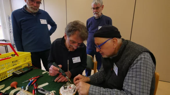Matthias Rulle (links) und Ulrich Berghahn l&ouml;ten die Elektrik einer alten Spieluhr. Bernd Stritzke (ganz links) und Hans-Alberg Capelle geben hilfreiche Tipps. - &copy; Jost Wolf
