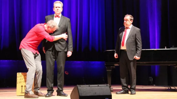 Thomas Philipzen sucht K&ouml;rperkontakt, Jochen R&uuml;ther scheint befremdet, Harald Funke hat dazu einen Spruch auf Lager: "Storno" macht auf der B&uuml;hne auch mit K&ouml;rpereinsatz klar, was Sache ist. - &copy; Dieter Asbrock