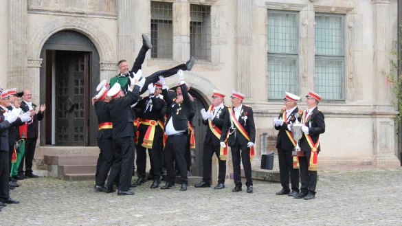 Die Braker Schützen lassen ihren neuen König Oliver Charles hochleben. - © Chiara Wibbeke
