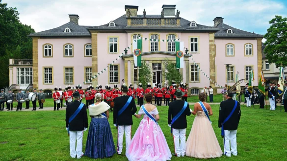 Die Würdenträger werden beim großen Zapfensteich in Schötmar verabschiedet. - © Nicole Ellerbrake