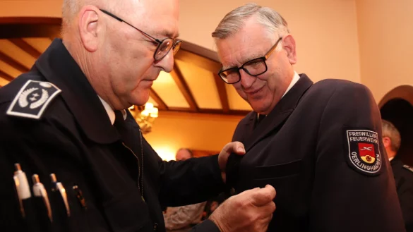 Im Namen des Deutschen Feuerwehrverbands heftet Harald Schubert (links), Leiter der Freiwilligen Feuerwehr Leopoldshöhe, dem langjährigen Fördervereinsvorsitzenden Alfred Kuhlmann das Ehrenkreuz in Bronze an.
Fotos: Knut Dinter - © Knut Dinter