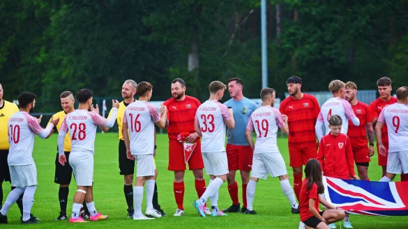 Das freundschaftliche Abklatschen darf vor dem Spiel nicht fehlen. - &copy; Nicole Ellerbrake