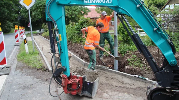Marcel Kuhfuß (links) und Volker Wolf arbeiten an der neuen Zuwegung und Beleuchtung der Bushaltestelle in Selsen. - © Nadine Uphoff