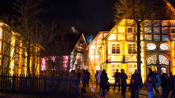 Im festlich beleuchteten Paderborner Dorf k&ouml;nnen Besucher beim Museumsadvent erleben, wie Weihnachten um 1900 gefeiert wurde. - &copy; Archivfoto: Raphael Bartling