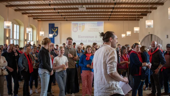 Im Ratssaal werden die Gäste aus Villedieu-les-Poêles willkommen geheißen und ihren Gastfamilien zugewiesen. - © Sebastian Vogt