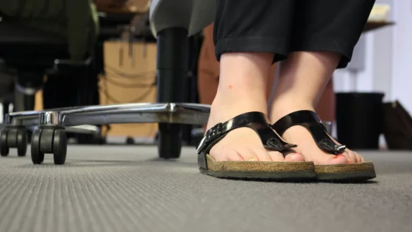 Freie Füße an heißen Tagen: Das ist in vielen Unternehmen immer noch nicht gern gesehen, weiß Business-Etikette-Trainerin Birte Steinkamp. Allerdings haben Männer hier klare Nachteile. - © Jemima Wittig