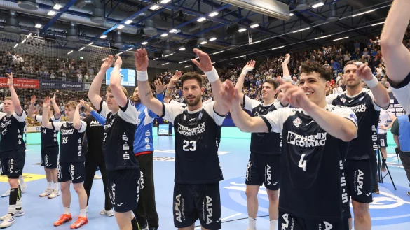 Kapitän Tim Suton (Nummer 23) und seine Mitspieler bedanken sich bei den Fans. - © Paul Cohen