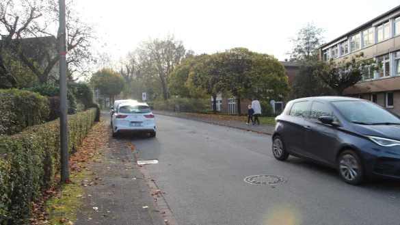Hier an der Ewerbeckstra&szlig;e gilt zu bestimmten Zeiten ein Park- und Halteverbot, damit die Busse besser durchkommen. Einige Eltern, die ihre Kinder zur Grundschule Am Schloss bringen und sie von dort abholen, halten sich aber offensichtlich nicht daran, wie ein Besuch zeigt. Ein Auto steht sogar entgegen der Fahrtrichtung. - &copy; Nadine Uphoff
