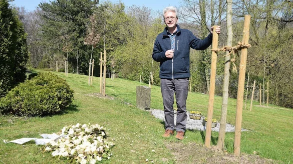 Pfarrer Uwe Sundermann neben einem der im Urnenhain neu angepflanzten heimischen Bäume. 17 weitere stehen in einigem Abstand und werden einmal einen Wald bilden.
Foto: Karin Prignitz - © Karin Prignitz