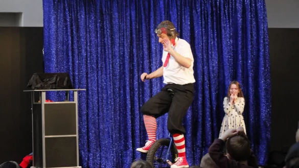 Beim Einradfahren macht Jens Heuwinkel alias Zirkusdirektor Rudolf Sauresani so schnell níemand etwas vor. - © Juliana Szabo