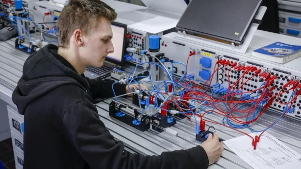 In vielen Branchen suchen Unternehmen händeringend nach Auszubildenden, zum Beispiel als Industriemechaniker. - © picture alliance / Rupert Oberhäuser