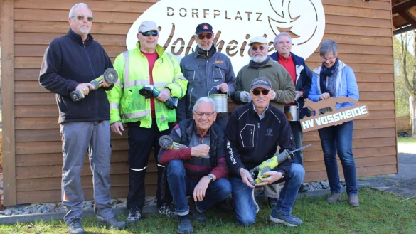 Sie nennen sich das Mobile Renterteam: Zehn bis 15 Ruhest&auml;ndler aus Vo&szlig;heide haben sich unter der Leitung von Uwe Schnittger (untere Reihe rechts) zusammengetan, um liegengebliebene Aufgaben in ihrem Dorf selbst in die Hand zu nehmen. Sie alle sind auch im Heimatverein aktiv - rechts Vorsitzende Dorothea Beukelmann. - &copy; Annika Langhagel