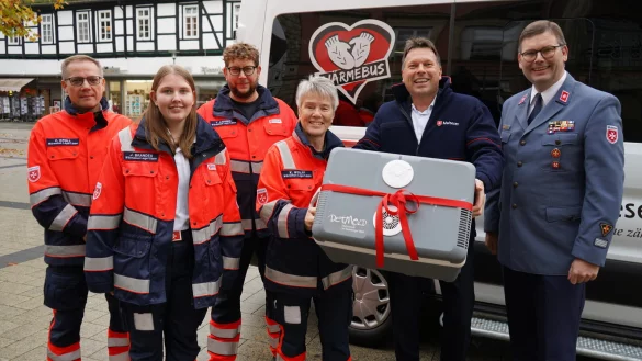 Freuen sich &uuml;ber die Unterst&uuml;tzung: die Ehrenamtlichen Vincent Kroll (von links), Johanna Brandes, Thorsten Leising und Karin Wolf sowie Detmolds B&uuml;rgermeister Frank Hilker und Nils Brandes, der Projektleiter des W&auml;rmebusses des Malteser Hilfsdienstes Lage. - &copy; Stadt Detmold